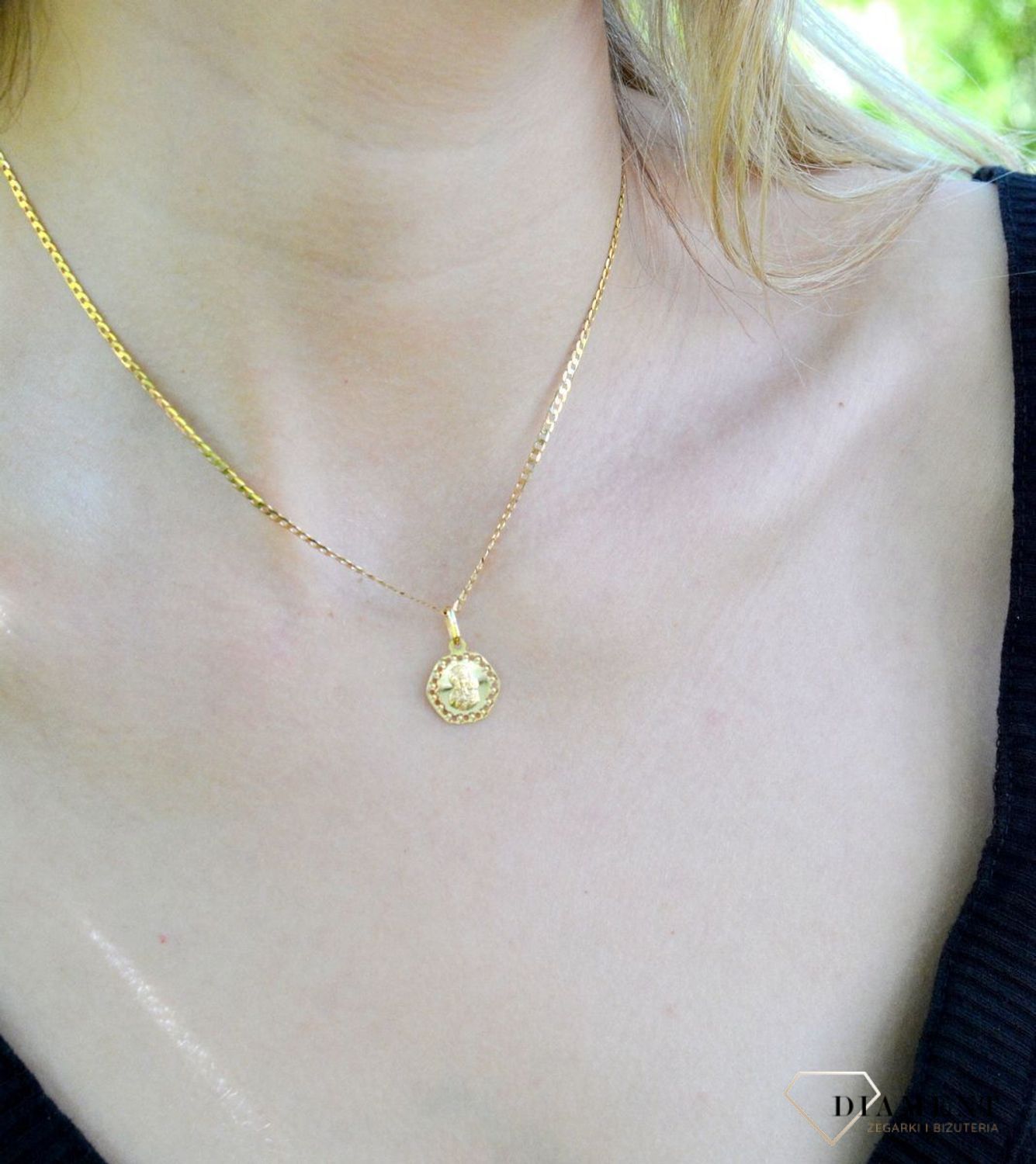 Złoty medalik w kształcie sześciokątu 333 z Matką Boską Częstochowską ZA 2254 333df.jpg